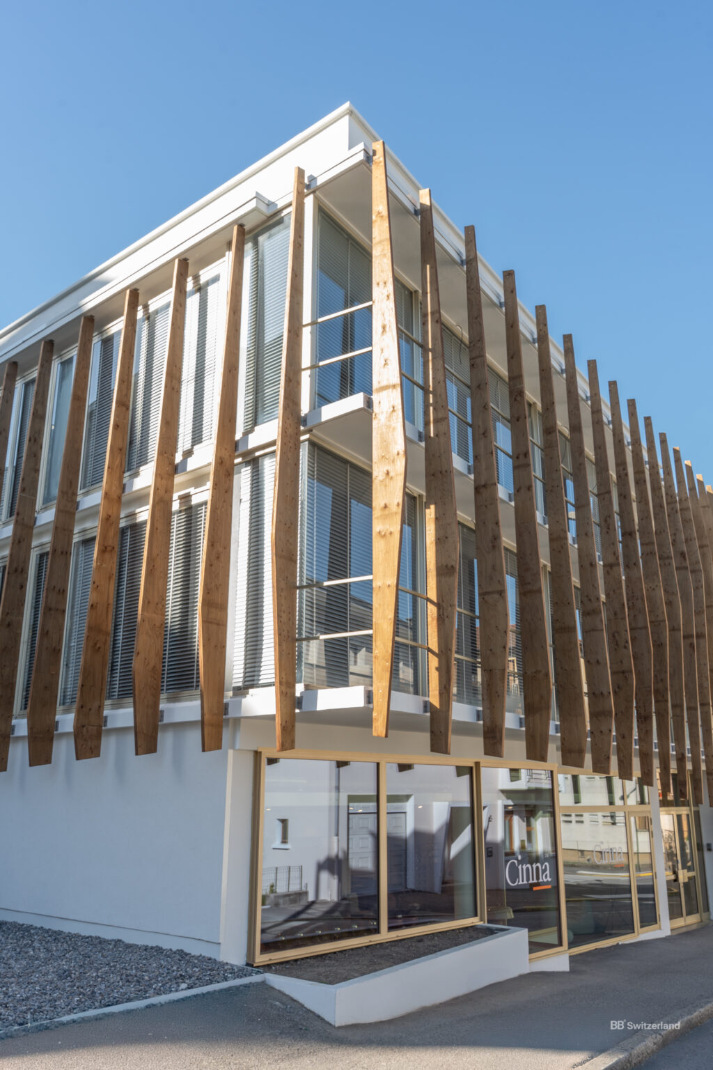 Vue d’angle du showroom Moenne Loccoz et de sa façade en bois