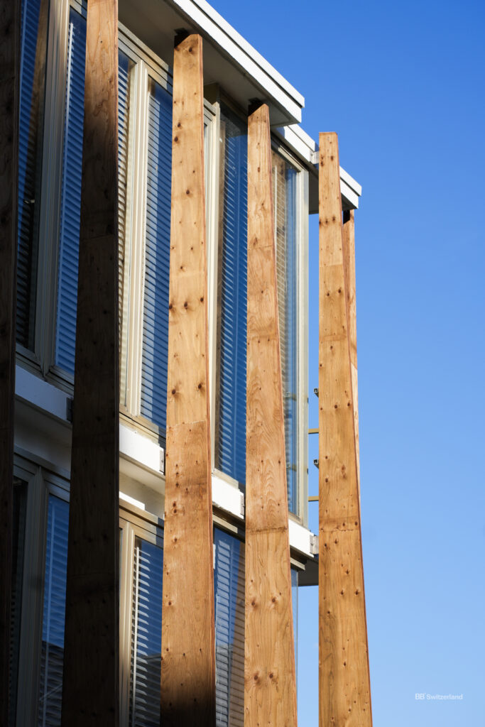 Lames de bois de la façade réhabilitée du showroom Moenne Loccoz