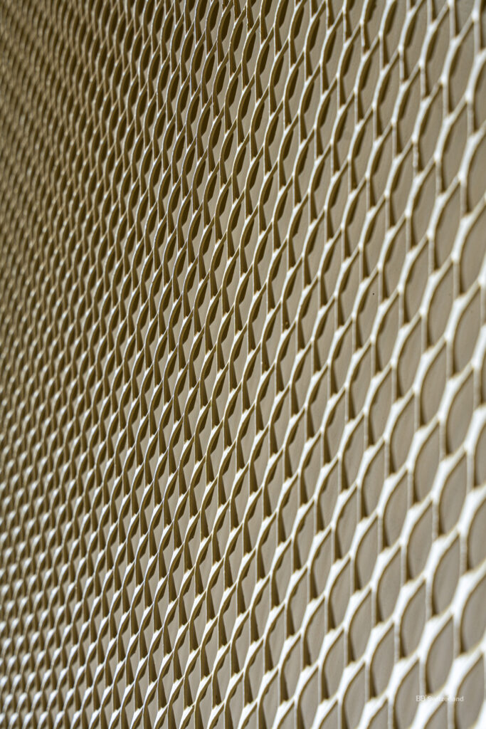Détail du métal déployé habillant la façade